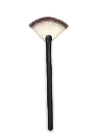 GlowMaster Fan Highlighter Brush