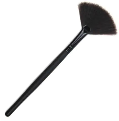 GlowMaster Fan Highlighter Brush